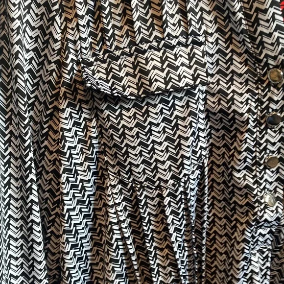 NWT very flattering black/white/gray ladies large blouse - Picture 4 of 10